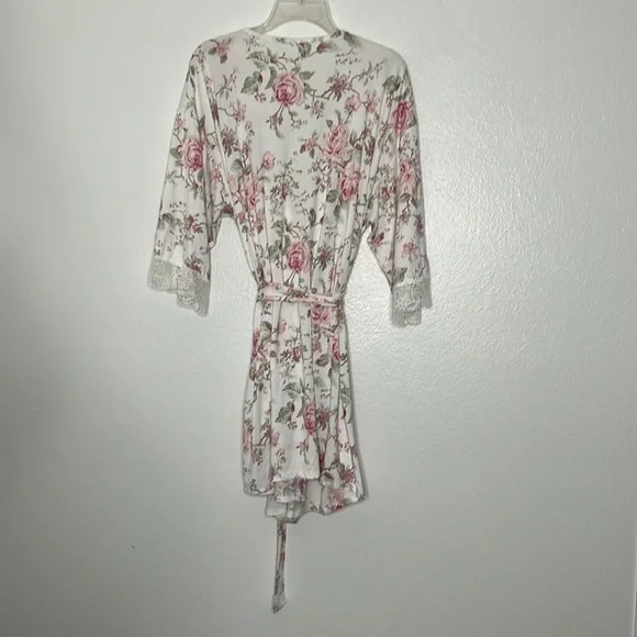 FLORA NIKROOZ Soft Short Robe Lace Trim Kimono Sleeves Roses Multicolor Medium - Picture 4 of 5